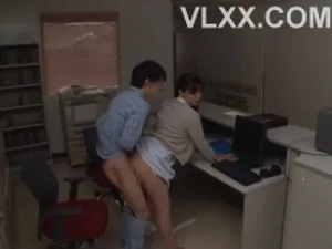 ăn trộm đồ, thanh niên bị bà chủ cửa hàng "dạy dỗ"