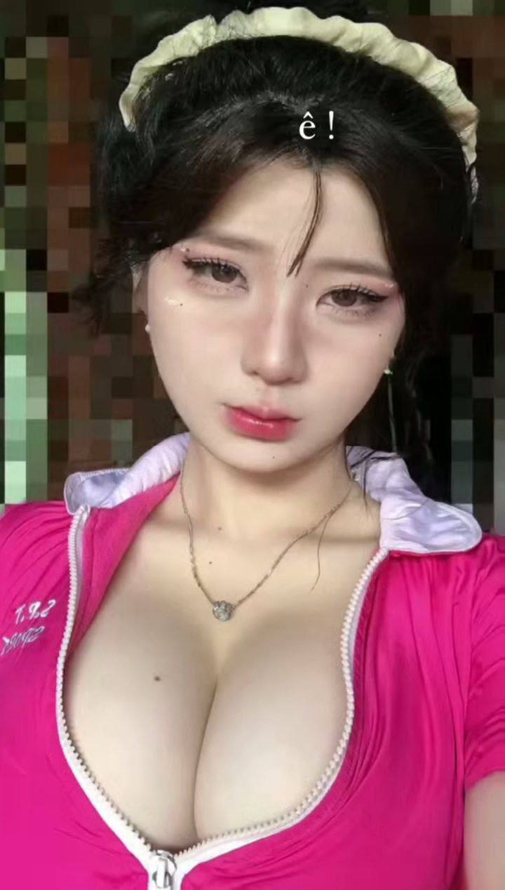 Ngôi sao của đài P 'LonelyMeow' đã quan hệ tình dục với một người đàn ông nước ngoài có 'của quý' dài trong khách sạn mà không dùng bao cao su!